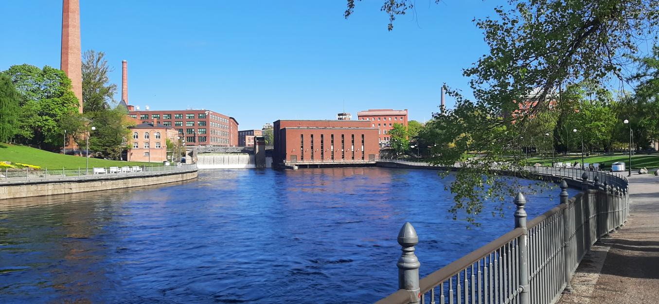 Kesäkuva Tammerkoski ja punatiilinen voimalaitos 